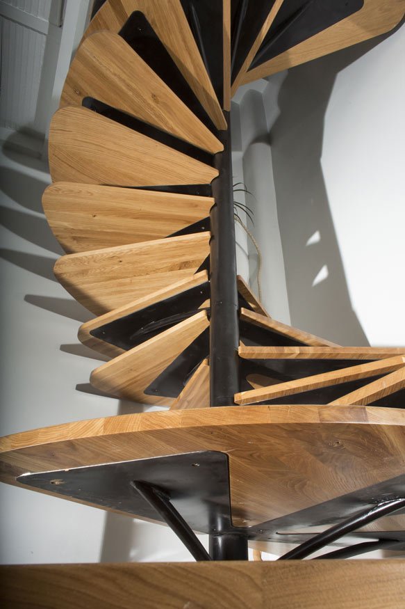 oak-spiral-staircase-metal-backbone-8-detail.jpg